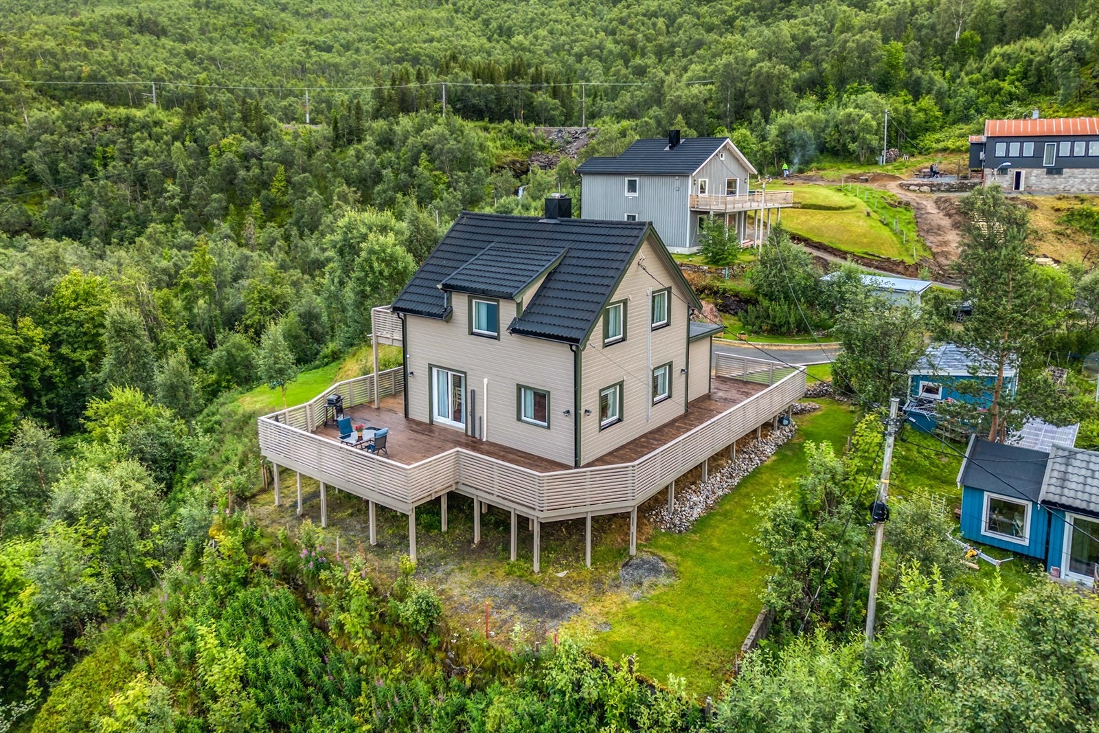 Velkommen til denne eneboligen i Straumsnesveien 71! Foto: Kalle Punsvik Galleribilde