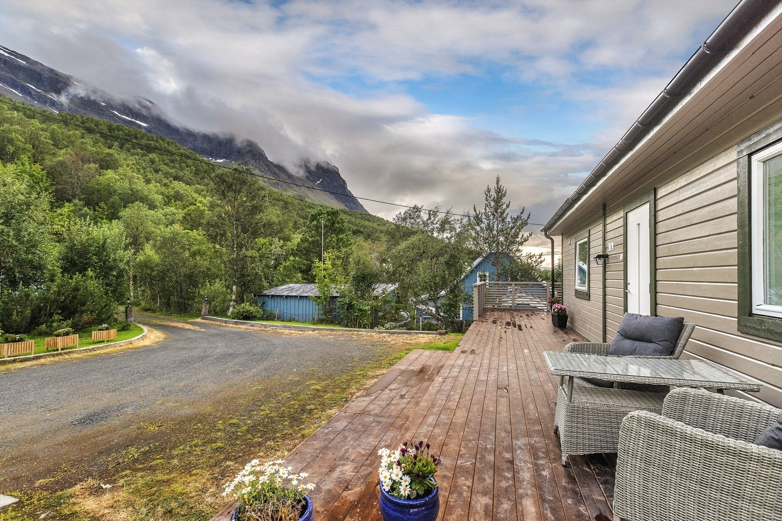 Uteplass ved inngangspartiet med plass til sittegruppe. Galleribilde
