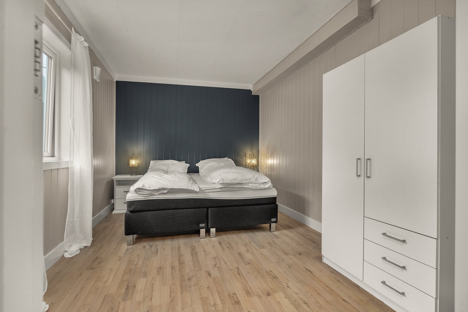 Soverom 1 i første etasje med god plass til dobbeltseng og garderobeløsning. Galleribilde