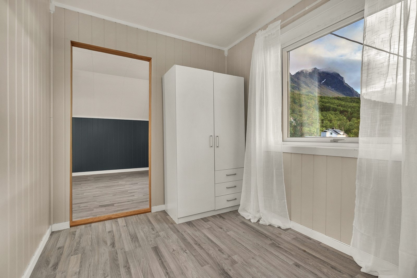 Soverom 4, vinduet gir godt med dagslys og utsikt mot fjellene. Galleribilde