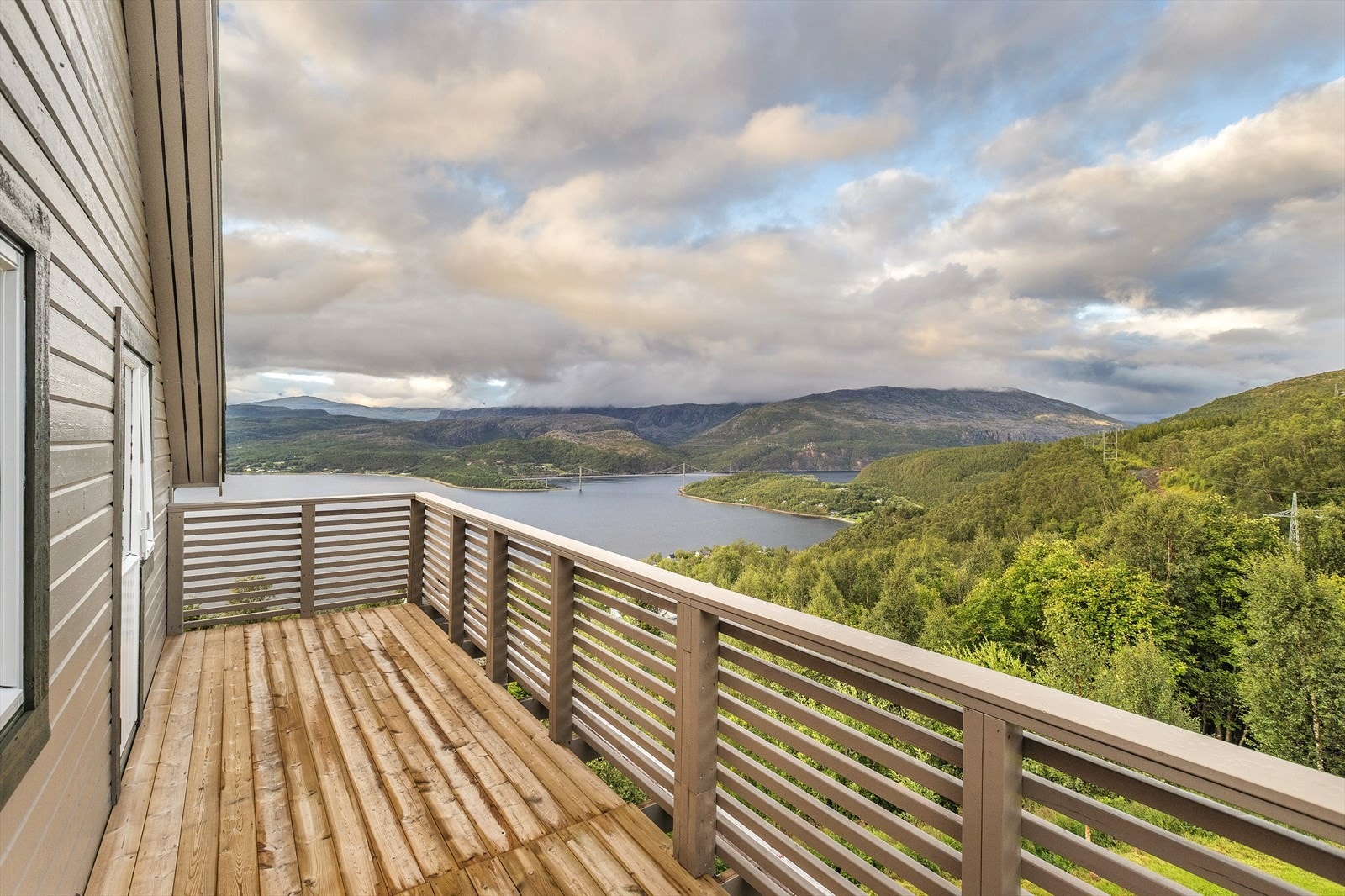 Herfra er det vidstrakt utsikt over fjorden og de omkringliggende fjellene. Galleribilde