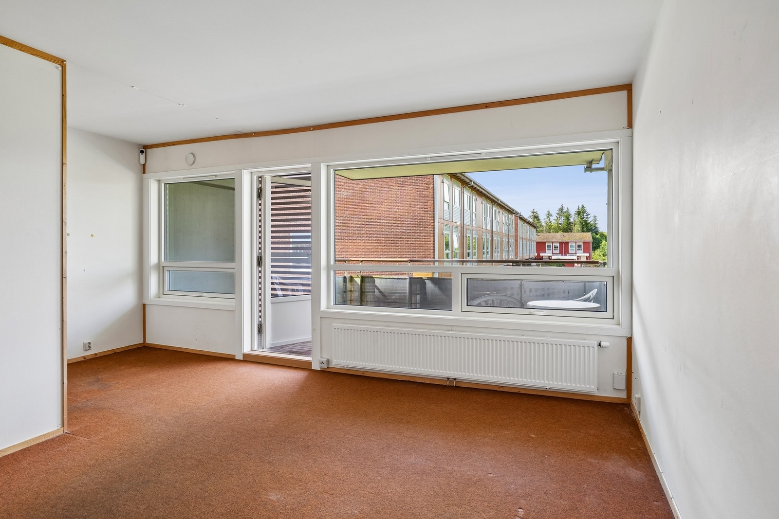 Utgang til balkong fra stuen med gode solforhold. Galleribilde