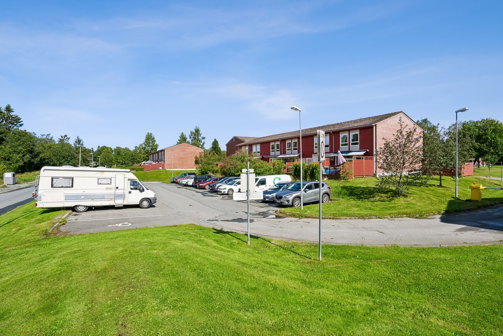 Rikelig med parkering i borettslaget. Fast p-plass i kjeller medfølger leiligheten, tilrettelagt for el-billader. Galleribilde