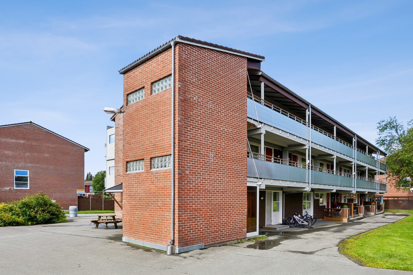 Gangavstand til skole, barnehage, dagligvarebutikk og bussholdeplass. Galleribilde
