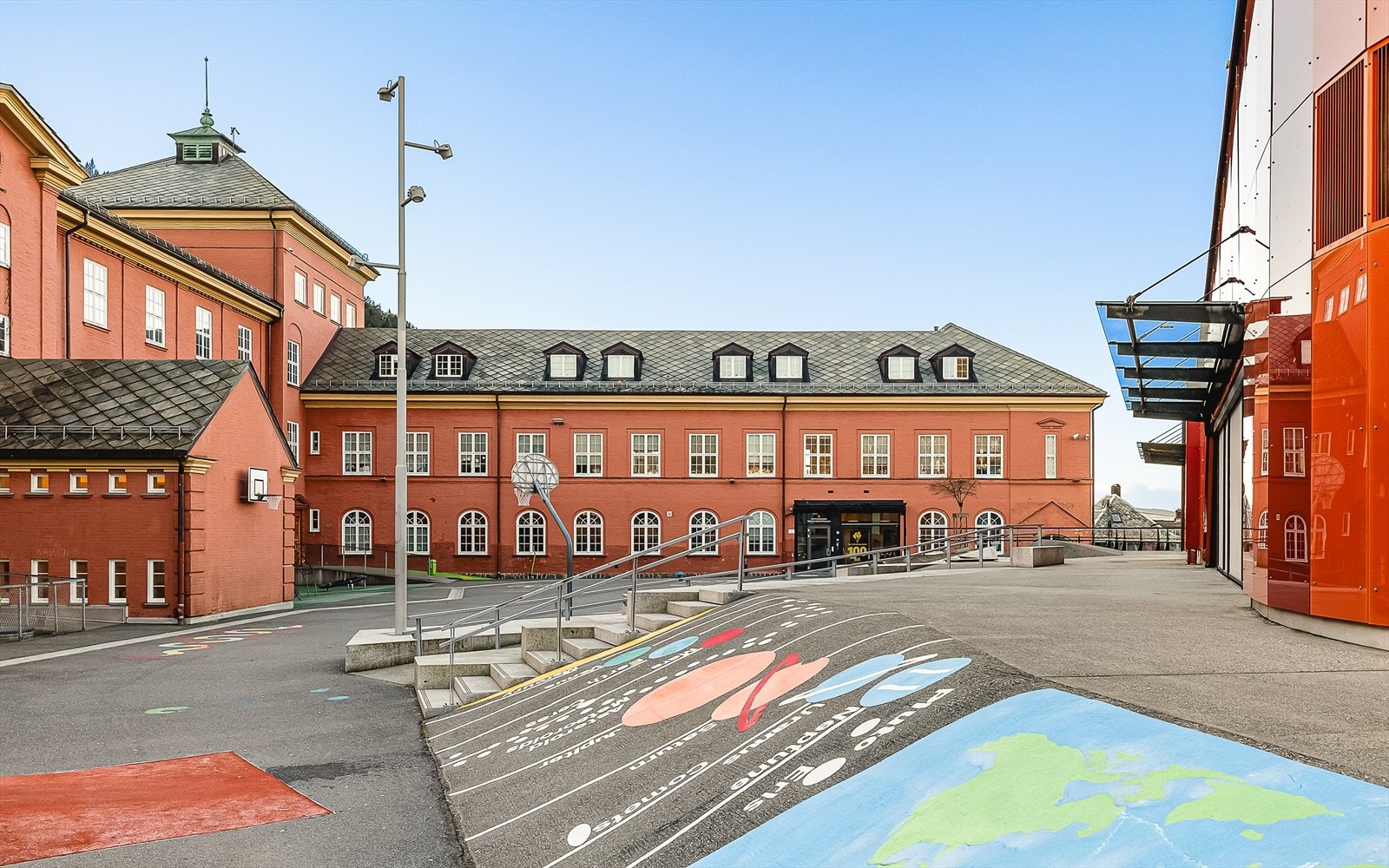 Ny Krohnborg skole (1-10 kl.) ligger kun 10 minutters gange unna. Galleribilde