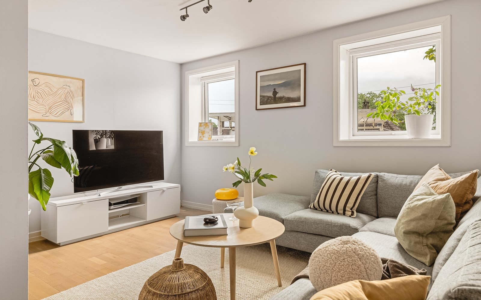 God plass til romslig sofagruppe i stuen. Galleribilde