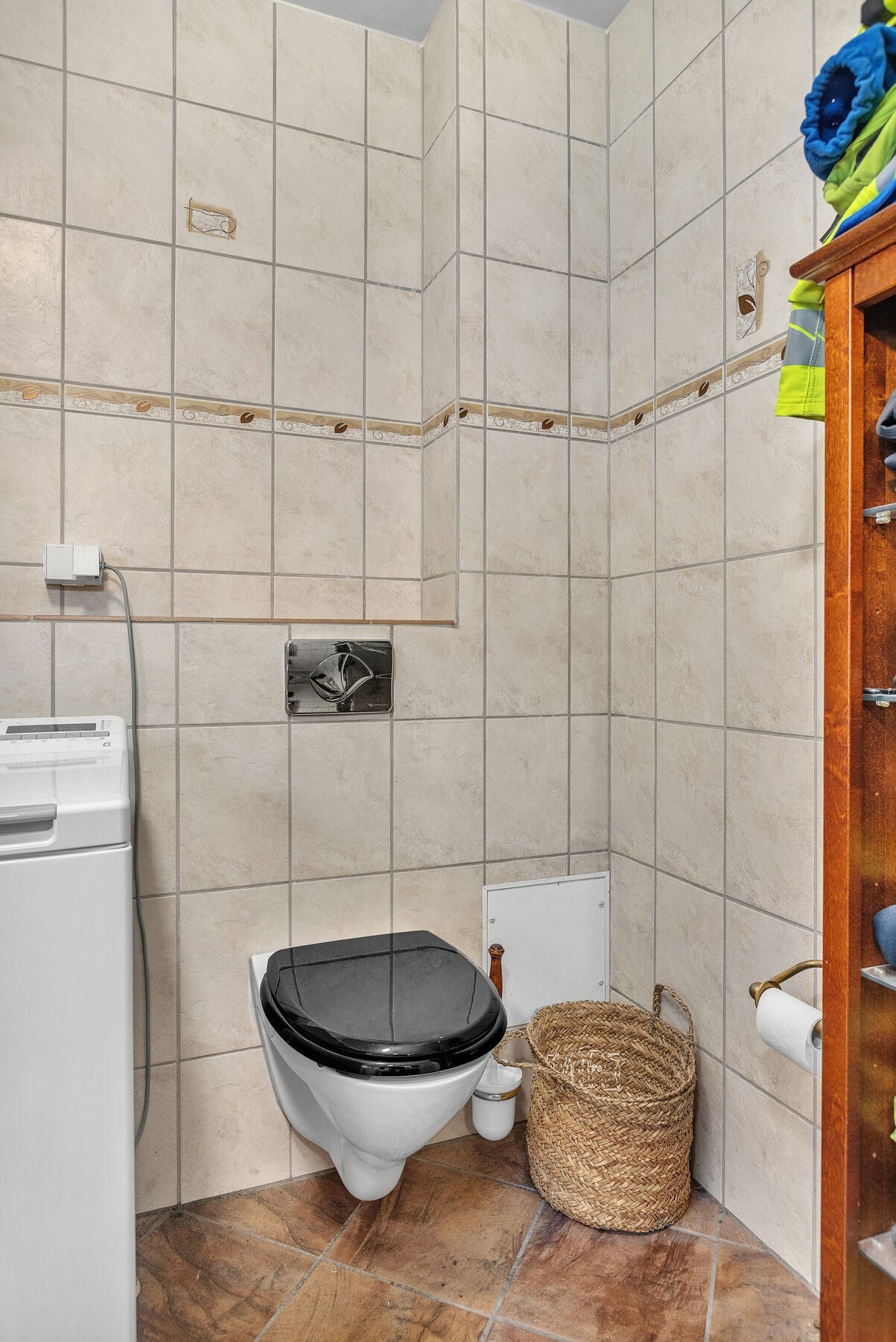 Badet har vegghengt toalett og praktisk opplegg for vaskemaskin. Galleribilde