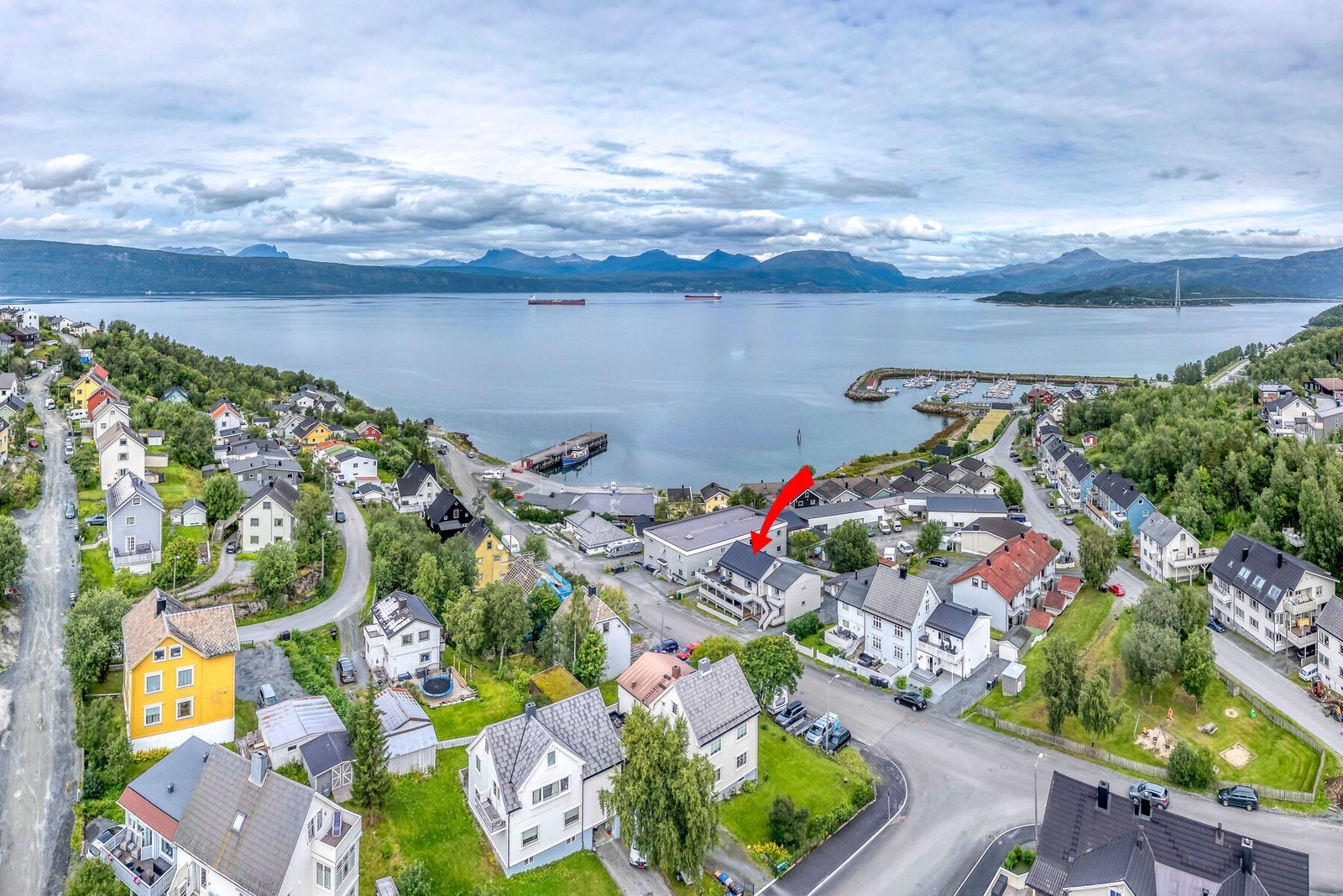 Leiligheten ligger fint til i Narvik med kort vei til butikker, småbåthavn, turområder, skoler og barnehager. Galleribilde