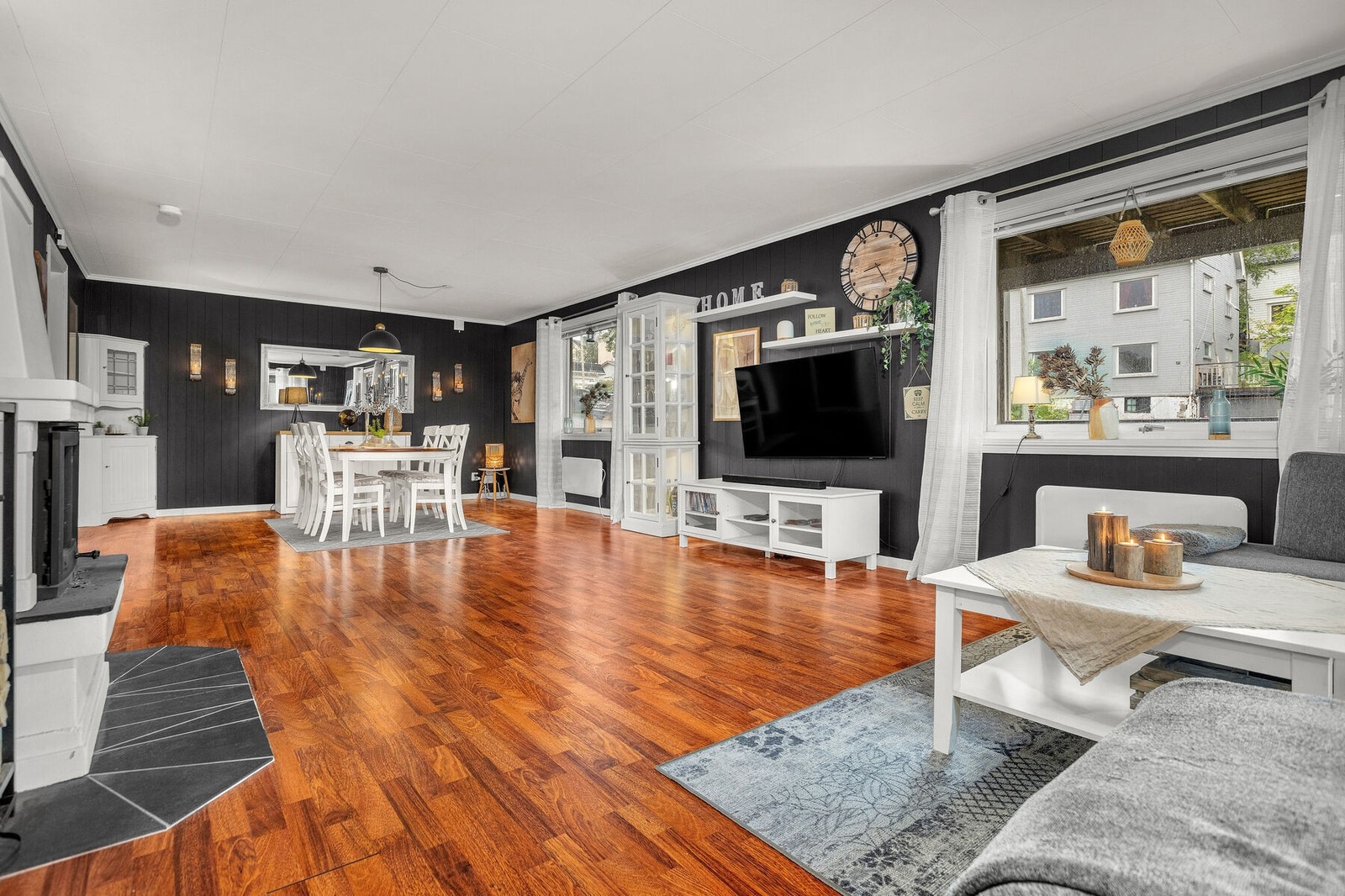 Her er det god plass til både en romslig sofakrok og en egen spisedel. Galleribilde