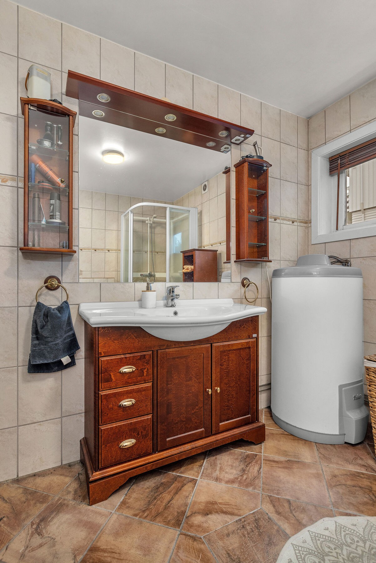En varmtvannstank på ca. 200 liter ble installert på badet i 2021. Galleribilde