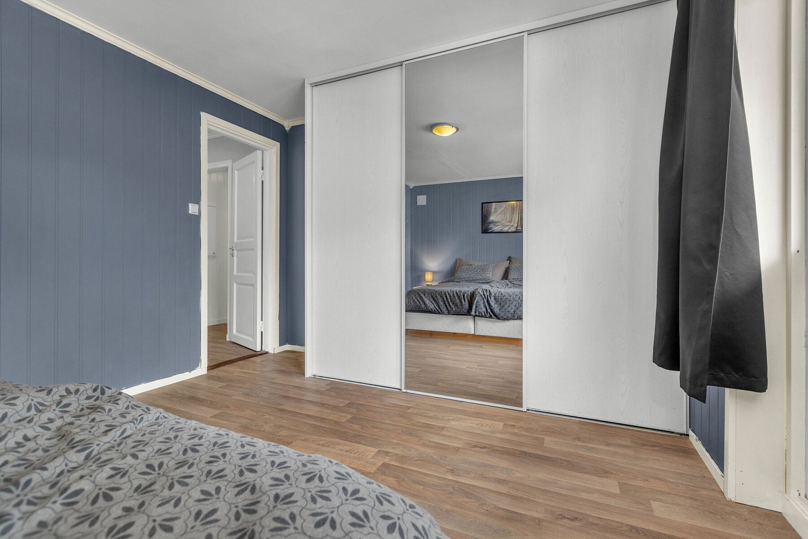 God plass til garderobeløsning med skyvedører på soverommet. Galleribilde