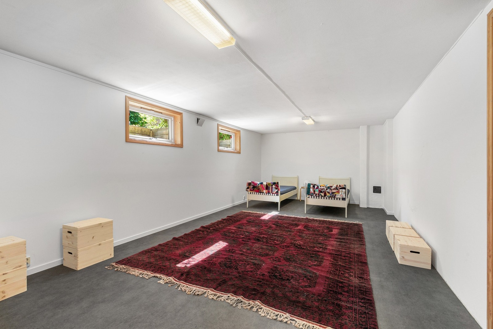 Kjelleretasjen består av tre romslige boder og vaskerom. Galleribilde