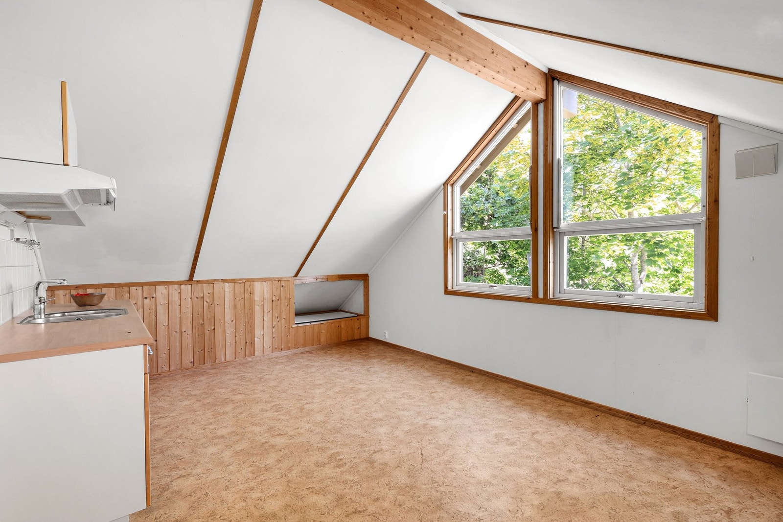 Rommet er innredet med kjøkken fra ca. 2000. Galleribilde