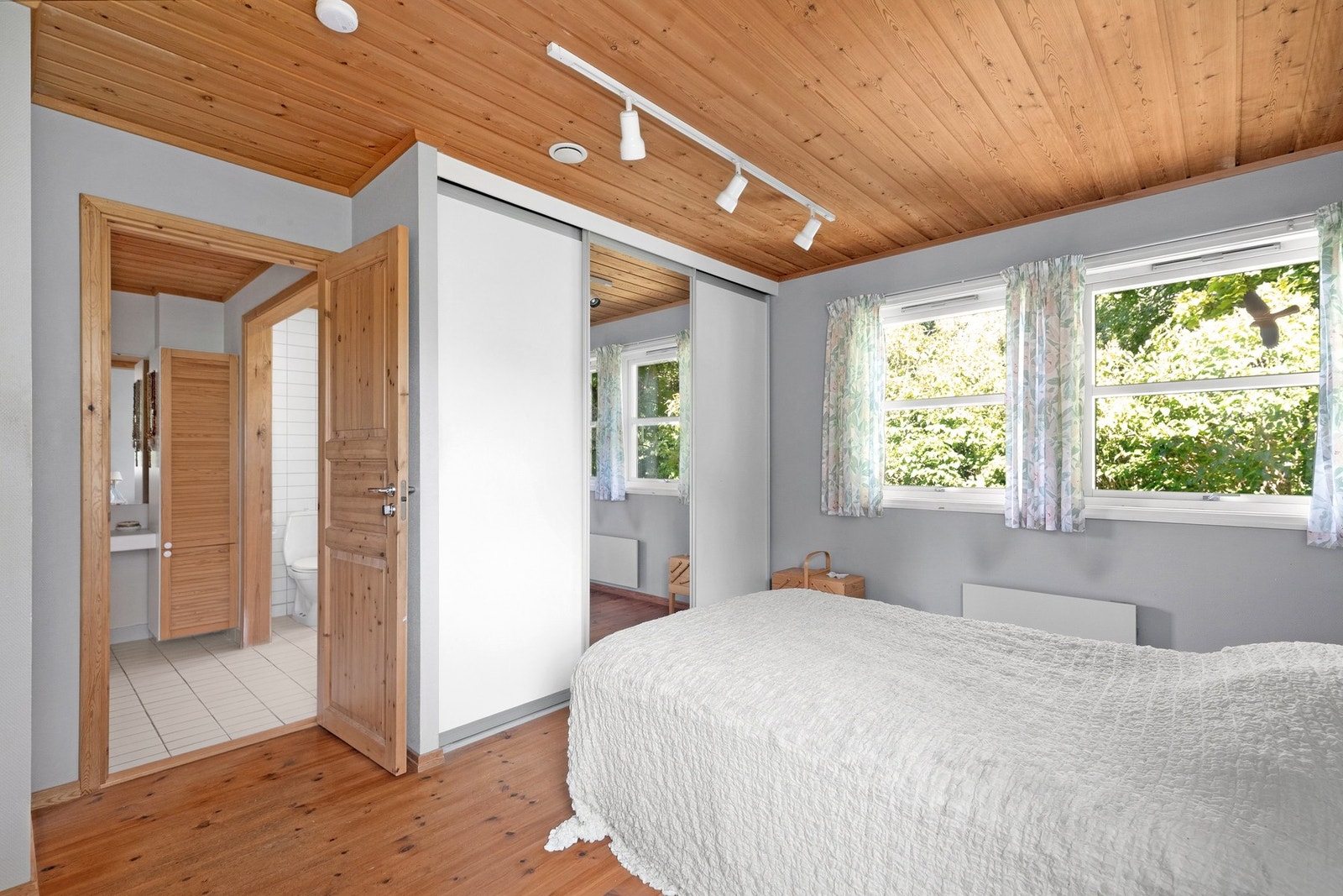 Romslig soverom med skyvedørsgarderobe og direkte adkomst til bad. Galleribilde