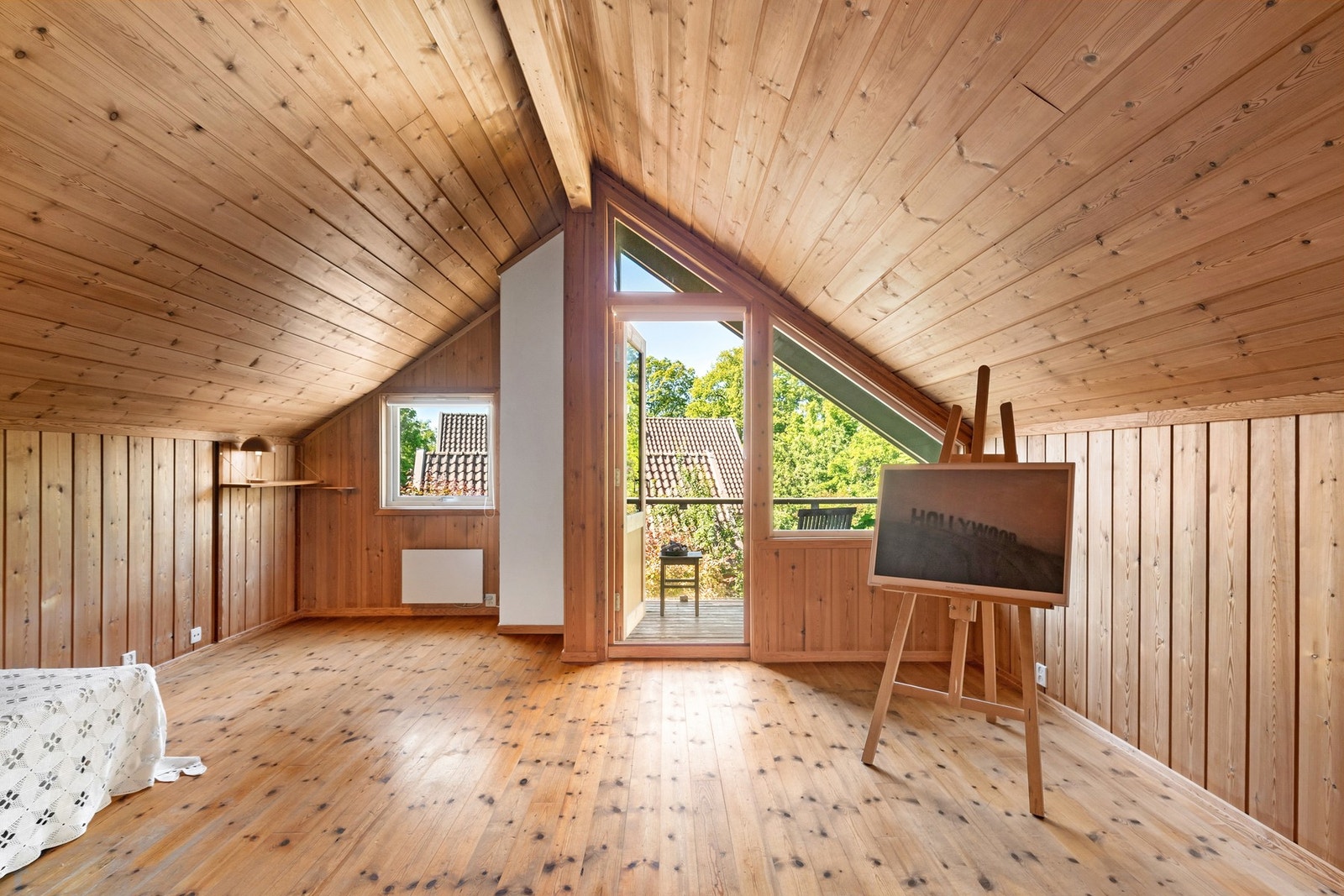 Romslig loftstue med utgang til balkong. Galleribilde