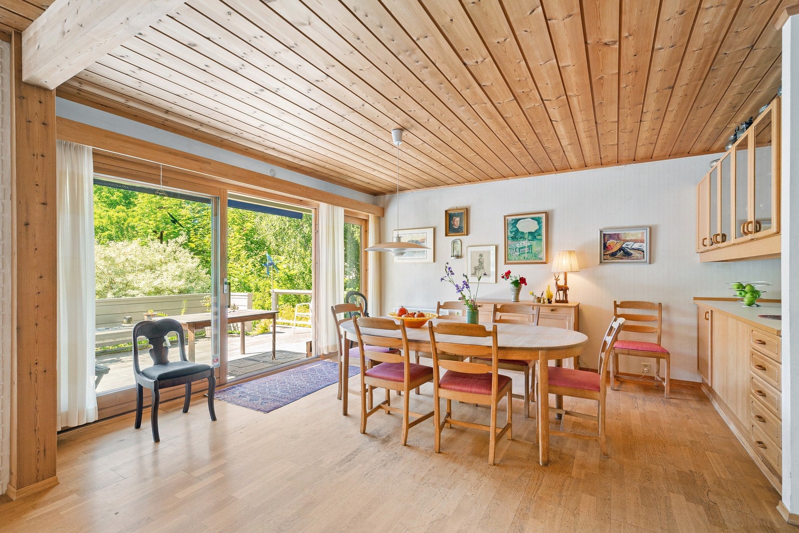 Fra spisestuen er det utgang til terrassen. Galleribilde