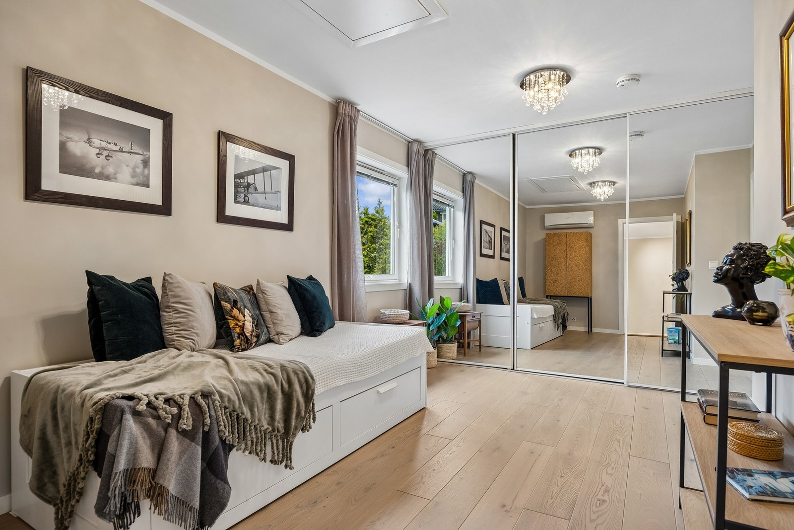Rommet er utstyrt med en integrert skyvedørsgarderobe med speilfronter som gir rikelig med oppbevaringsplass. Galleribilde