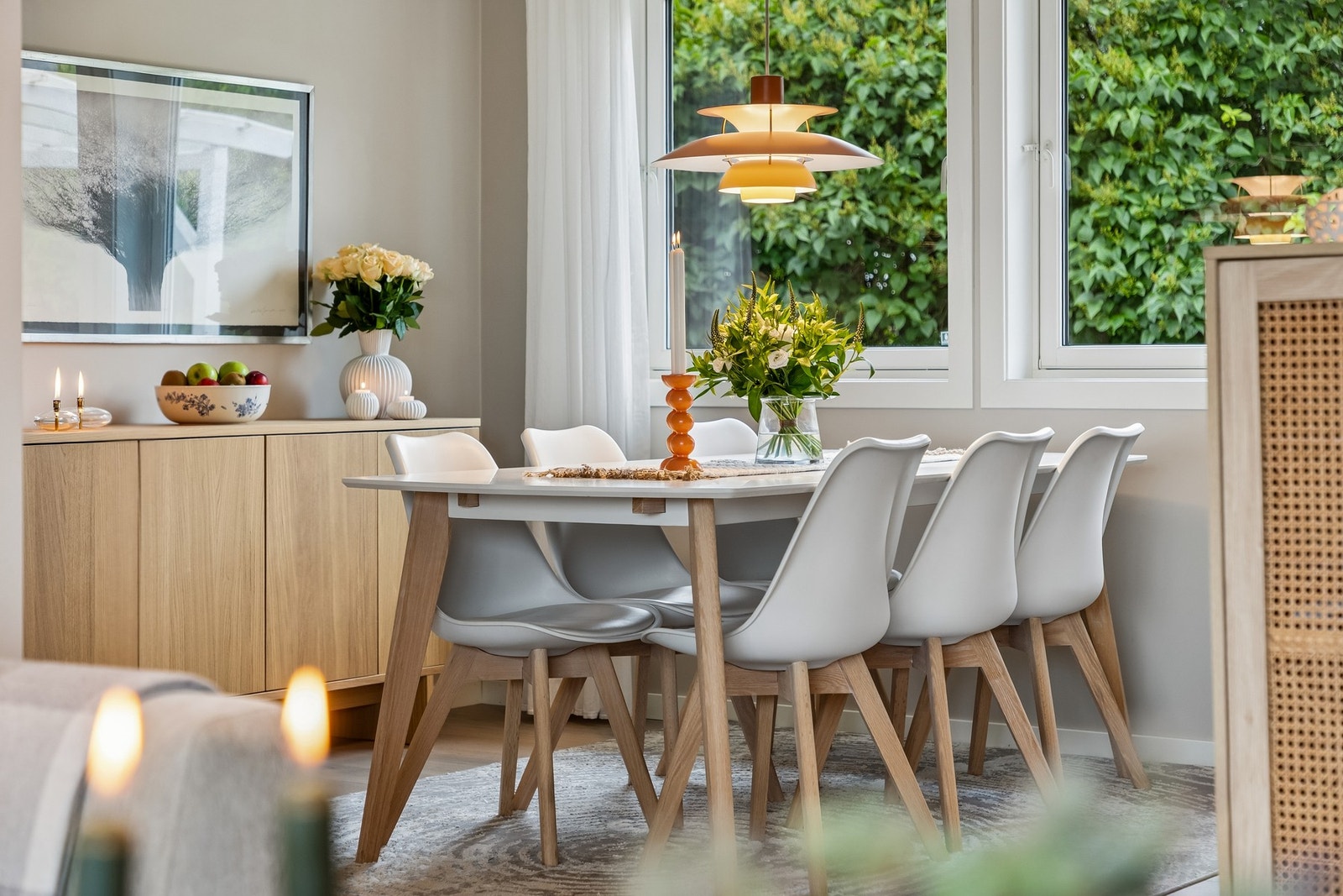 Innvendig holder boligen en lys og moderne standard med utstrakt bruk av 1-stavs parkett, laminat og enkelte teppegulv på soverommene. Galleribilde