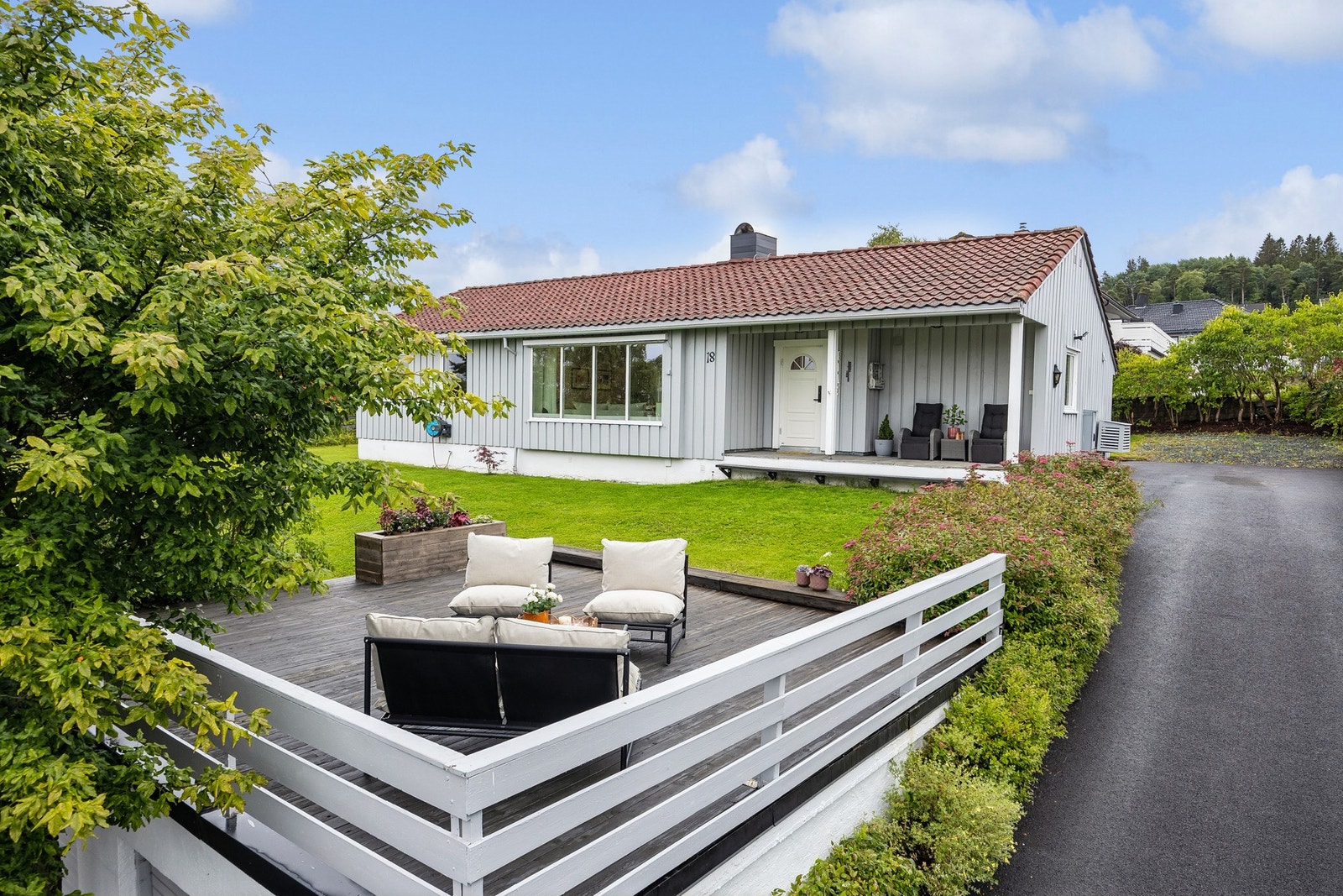 Her bor du i et veletablert og familievennlig boligområde med kort vei til skoler, barnehager, dagligvarebutikker, kollektivtransport og Estenstadmarkas flotte turterreng. Galleribilde