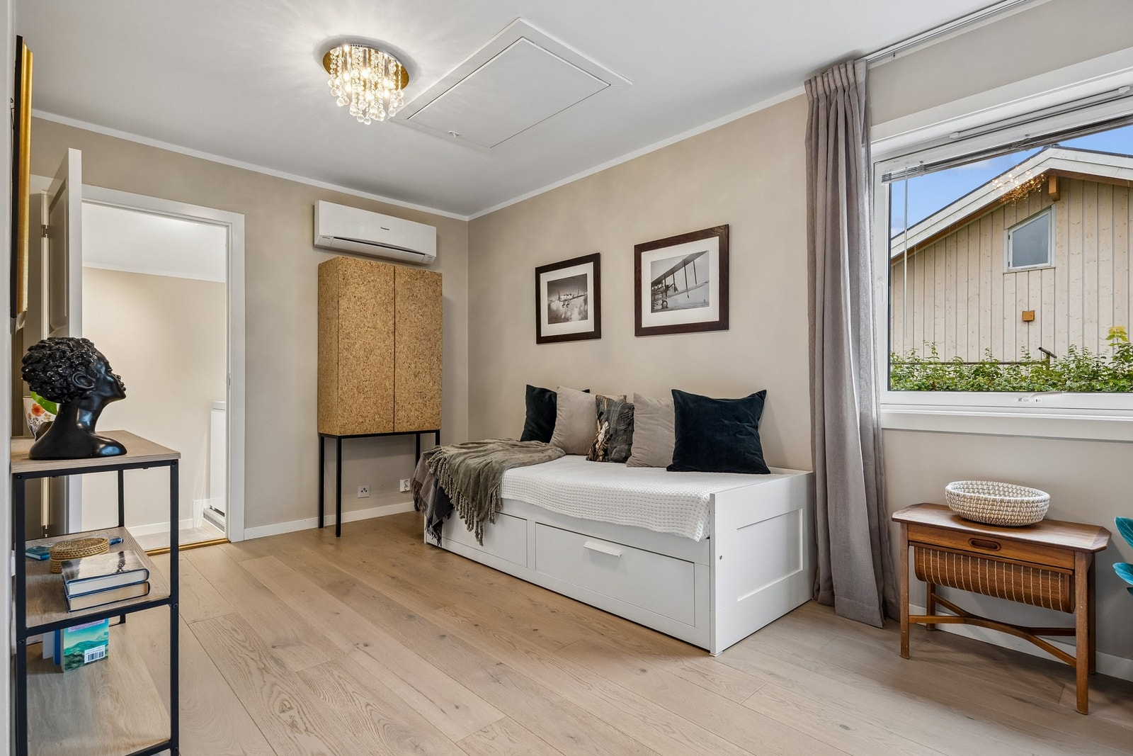 I tillegg disponerer boligen et romslig allrom på ca. 14,5 m², som i dag benyttes som ekstra oppholdsrom og gjesterom ved behov. Galleribilde