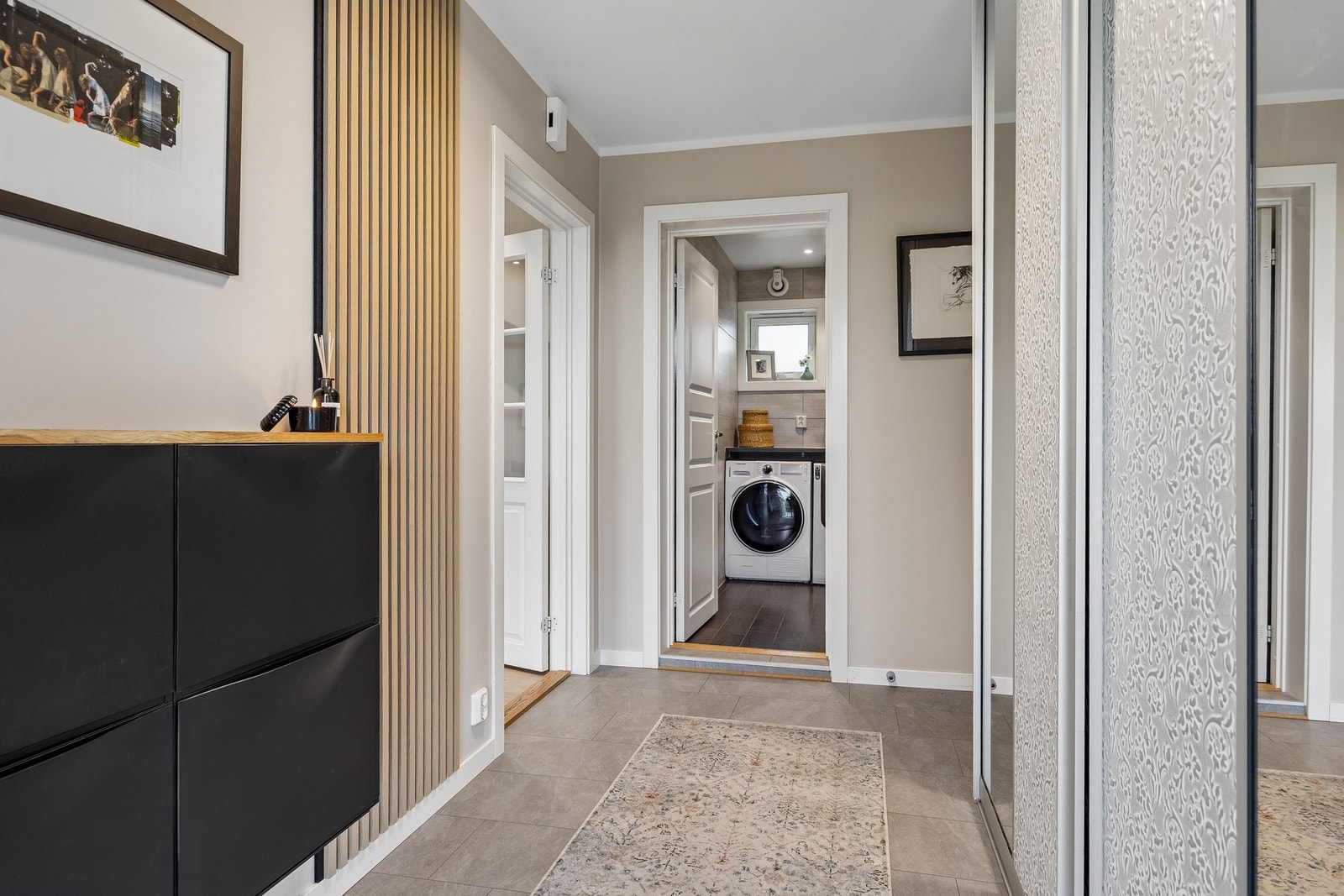 Boligen har to komplette bad, begge totalrenovert i 2016. Galleribilde