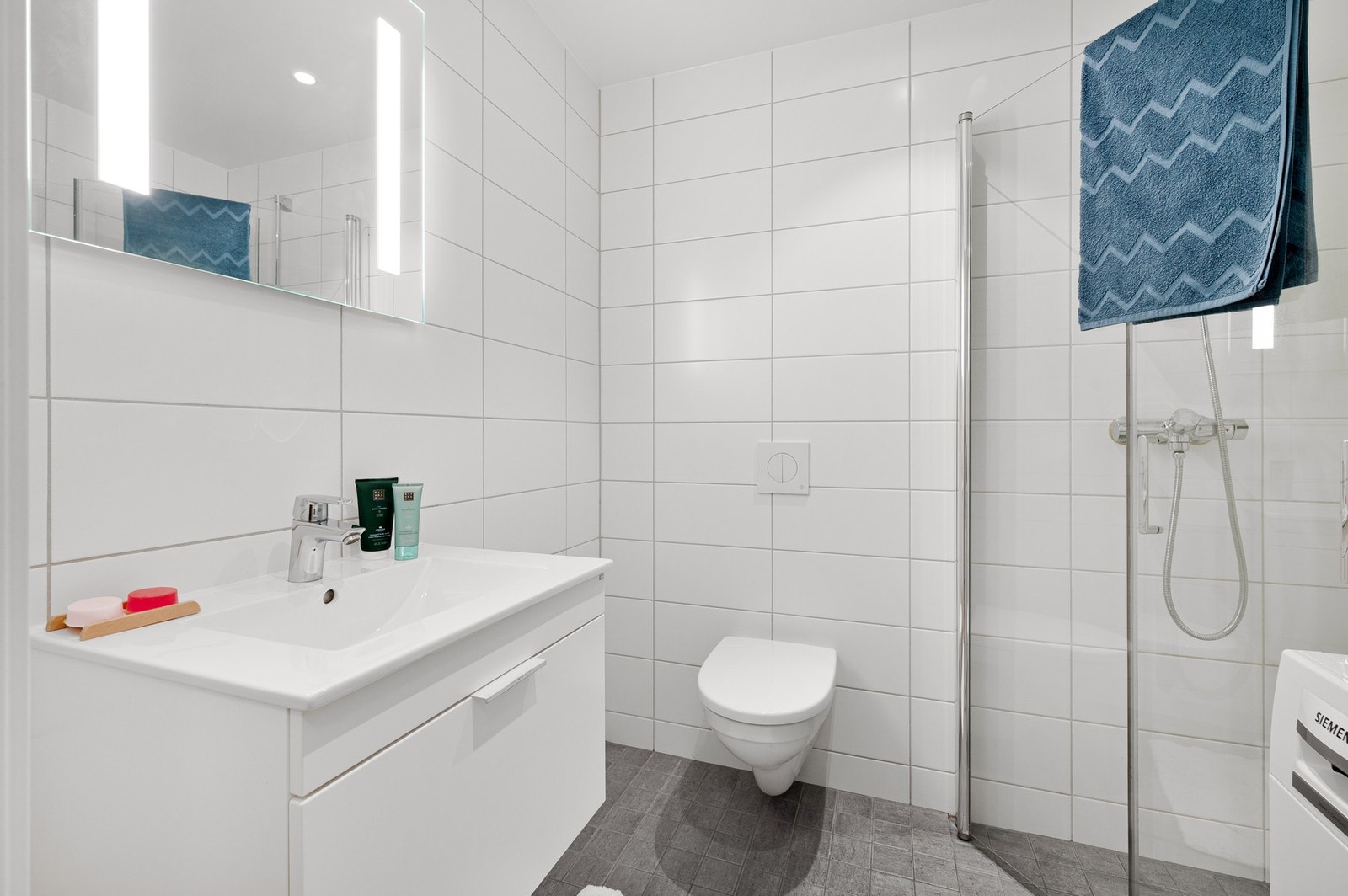 Lyst og flott baderom med fliser på gulv og vegger. Moderne standard som bekreftes av byggesakkyndig som har i sin helhet vurdert det til TG 1. Galleribilde