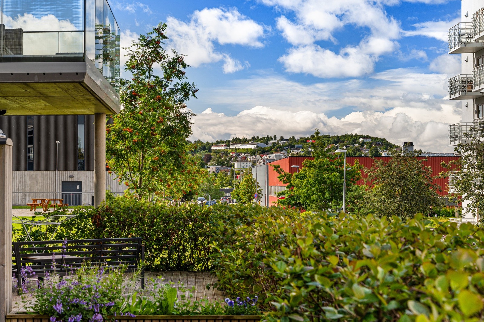 Med frodig hekk i fremkant og vegger på begge sider er terrassen godt skjermet og privat. Galleribilde