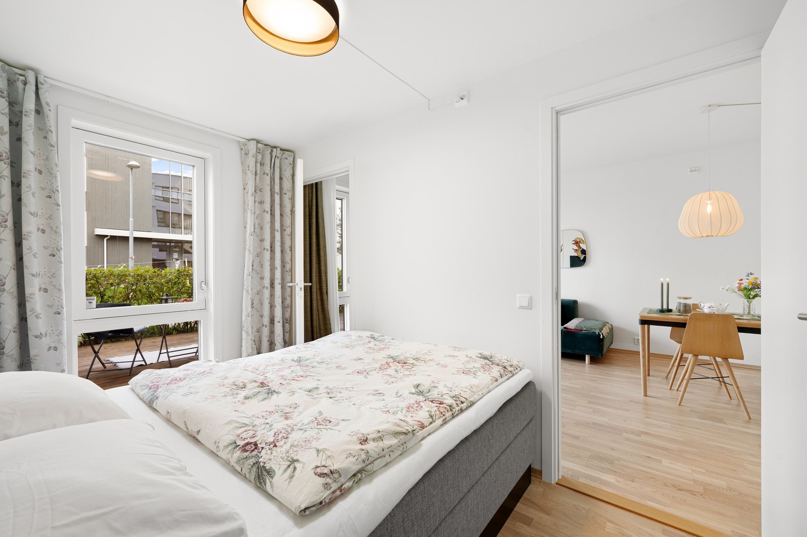 Store vindusflater kombinert med tidløs fargetone på vegg og i himling gir en innbydende og behagelig atmosfære i leiligheten. Galleribilde