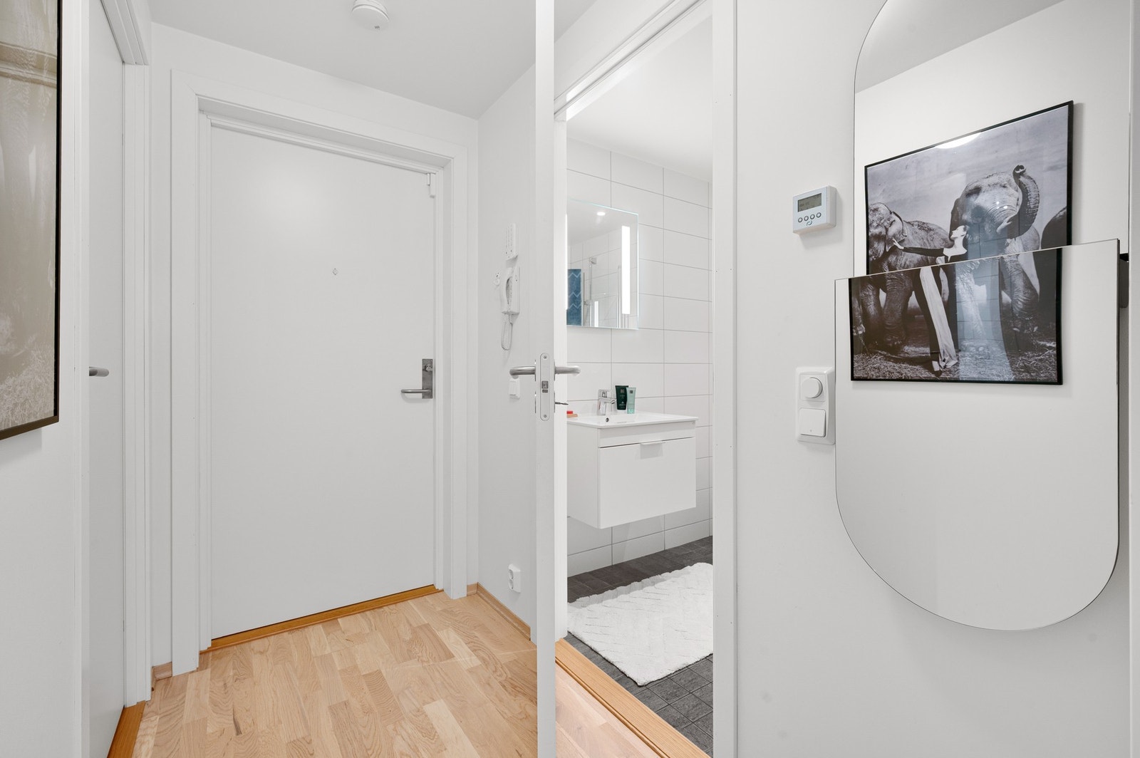 Velkommen inn! Har du spørsmål til leiligheten? Ta kontakt med megler på 948 86 760. Galleribilde