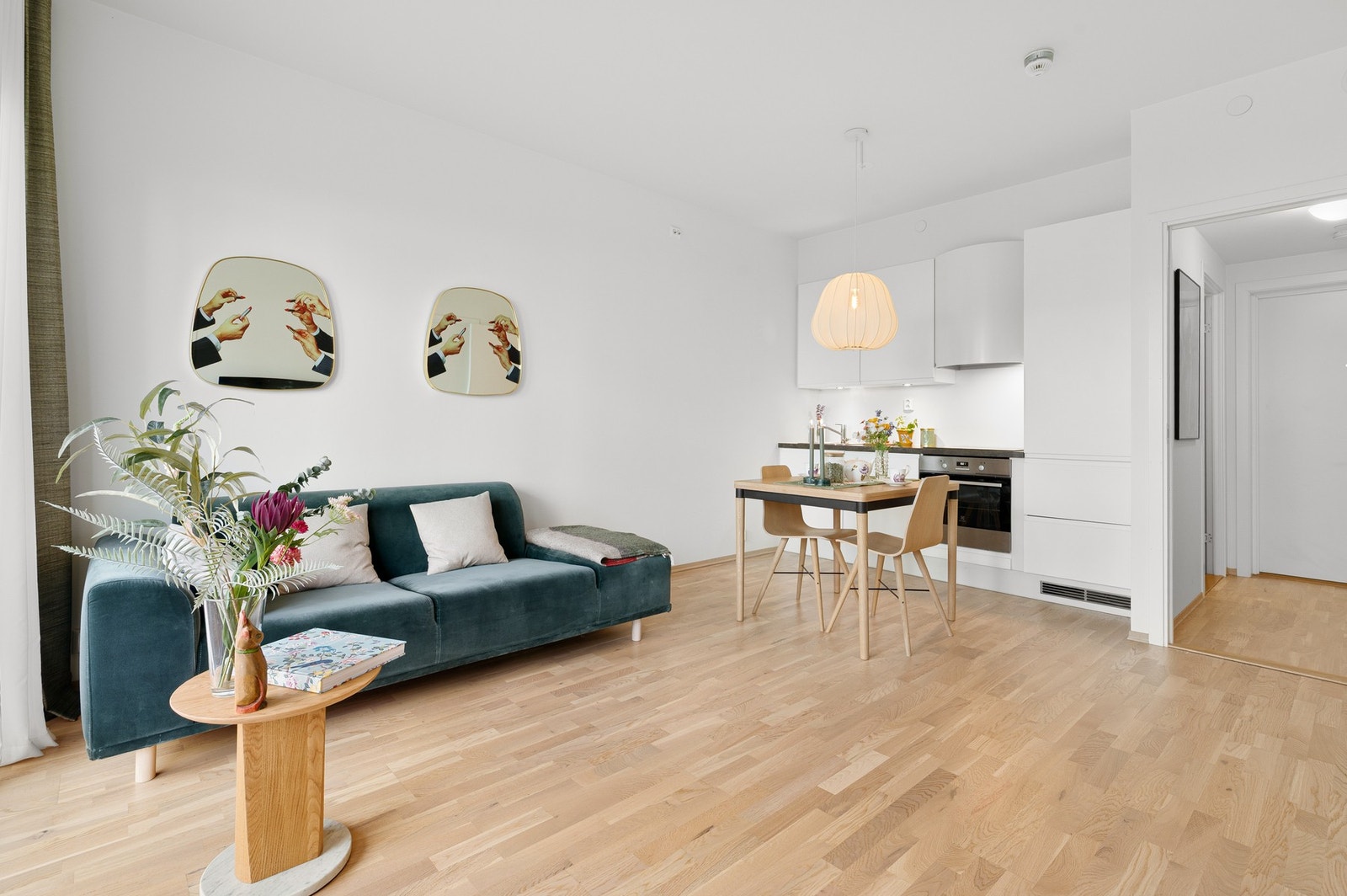 Stue/kjøkken-arealet har en åpen og praktisk løsning med muligheter for etablering av sofa- og spisegruppe. Galleribilde