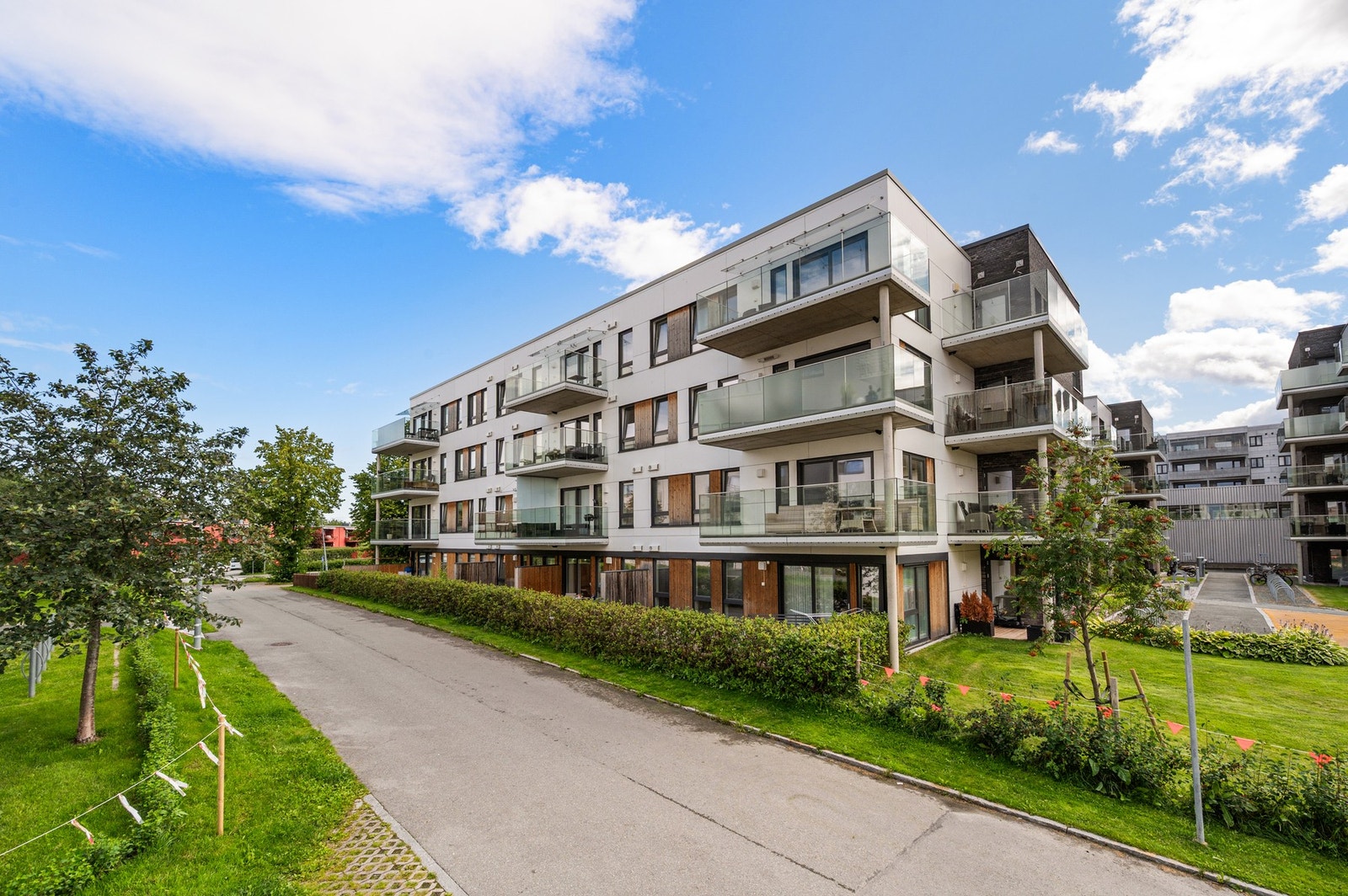 Mellom blokkene er det flere plenlagte fellesområder, med sitteplasser, buskevekster og utstyr for utendørsaktiviteter. Galleribilde