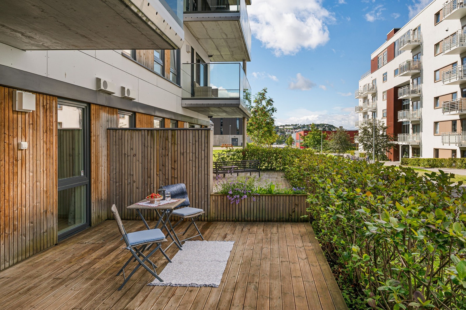 Den store terrassen har plass til flere møbelgrupper. Galleribilde