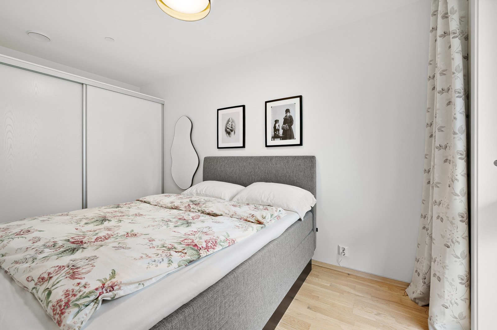 Fra stuen har du ikke bare én, men to innganger til soverommet. Galleribilde