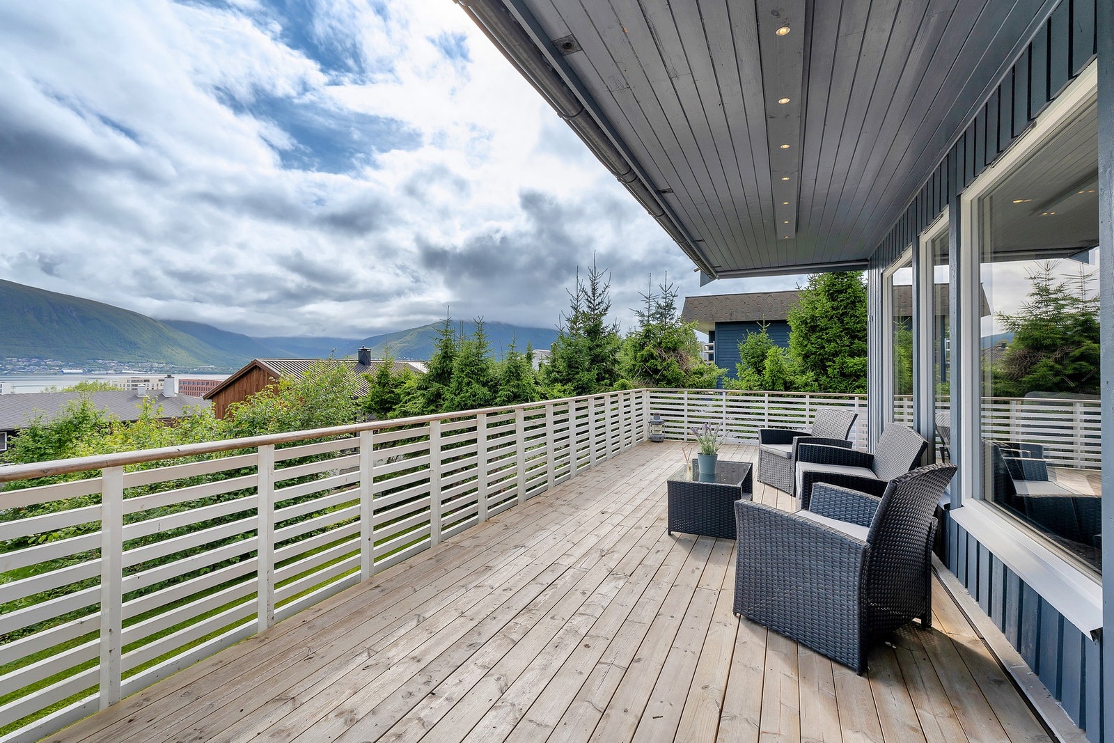 Herlig utsikt fra overbygd terrasse Galleribilde