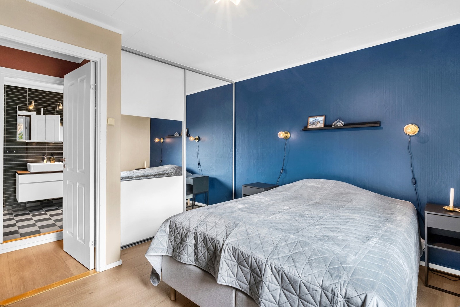 Hovedetasjen inneholder tre soverom, her hovedsoverommet Galleribilde