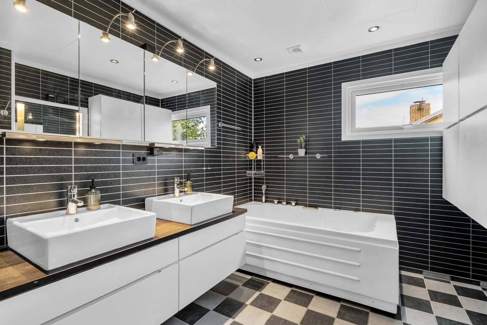 Badet inkluderer også badekar Galleribilde