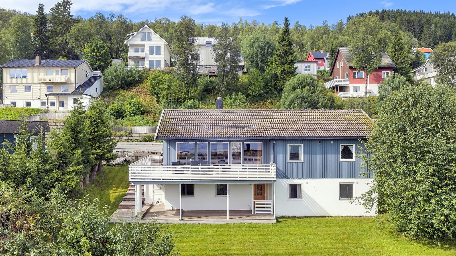 Vi har gleden av å presentere Dramsvegen 149, en enebolig med beliggenhet sentralt på Tromsøya! Foto: Stormcam ved Morgan Karlsen Galleribilde