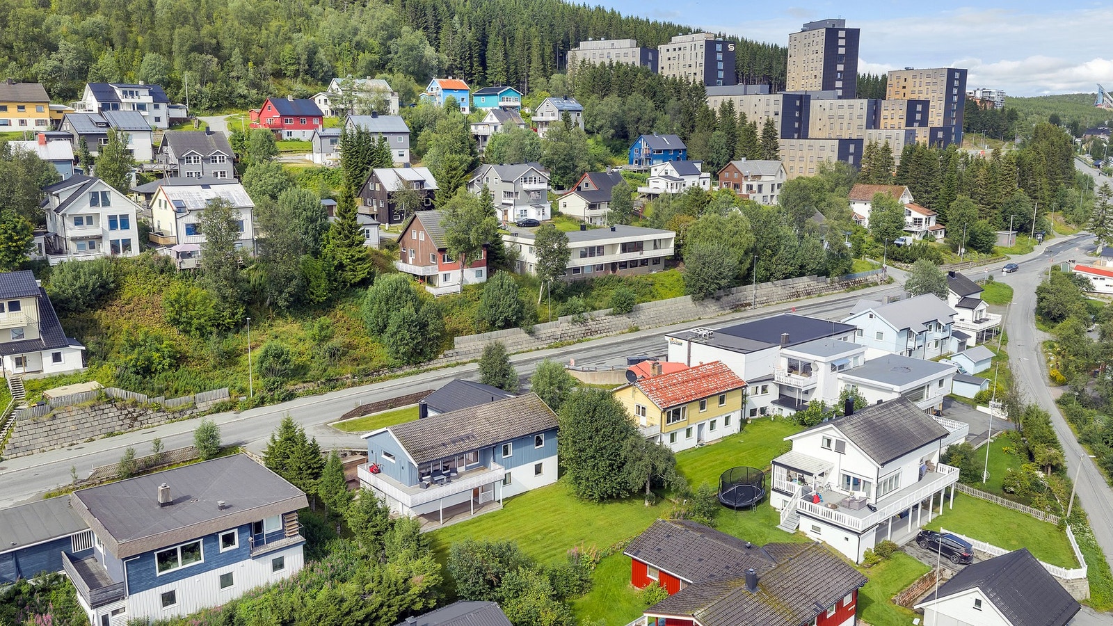 Her bor du i et rolig område, men likevel med korte avstander til sentrum, skoler, barnehager, handelsmuligheter med mer. Galleribilde