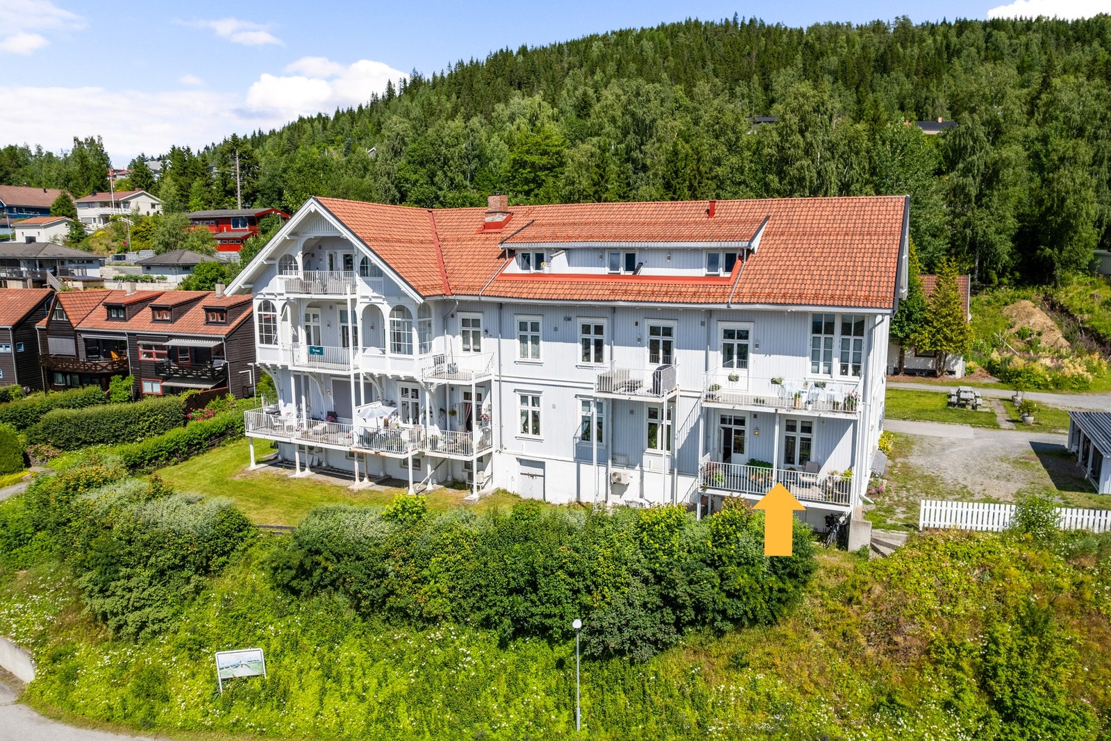 Pent leilighetsbygg med en attraktiv beliggenhet og gode solforhold. Galleribilde