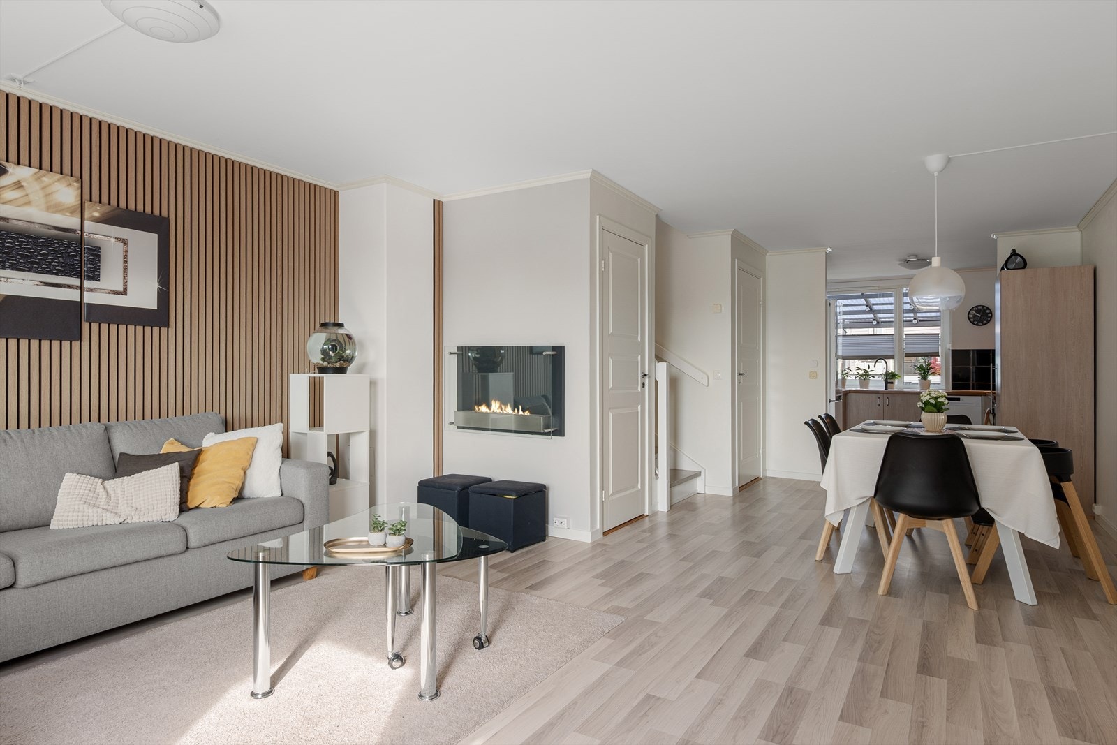 Store vindusflater slipper inn rikelig med naturlig dagslys og skaper en luftig og innbydende atmosfære. Galleribilde