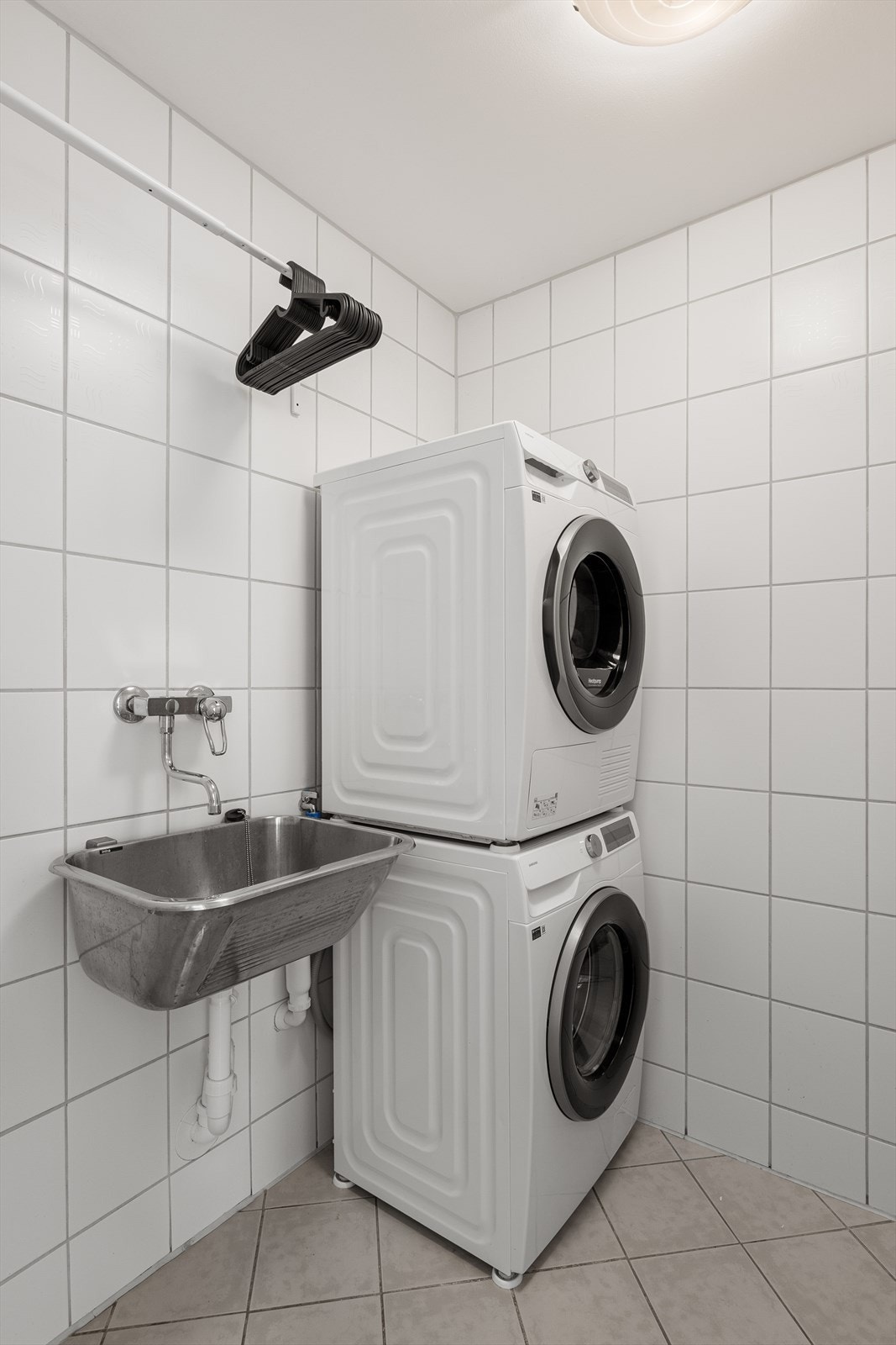 Boligen har et separat vaskerom med plass til både vaskemaskin og tørketrommel. Galleribilde