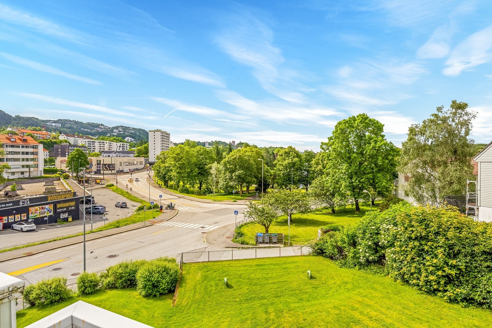 Boligen er omkranset av store grøntområder Galleribilde
