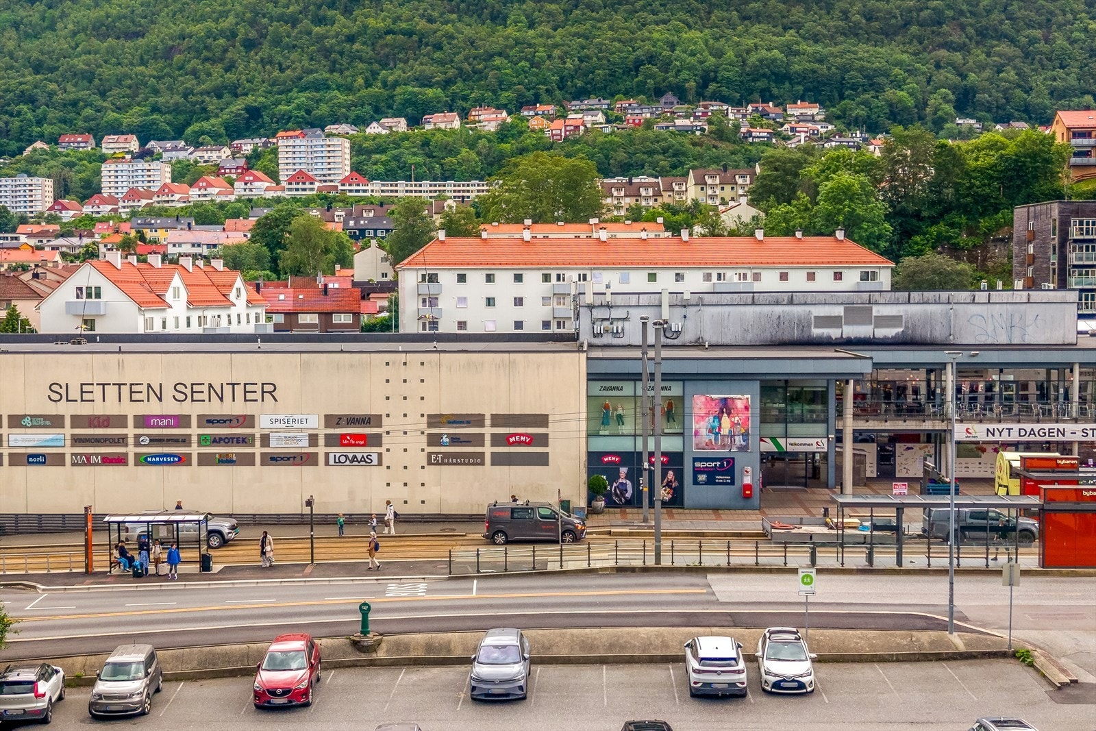 Kort vei til Sletten Senter med bybane, buss, butikker, spisesteder, frisør og tannlege Galleribilde