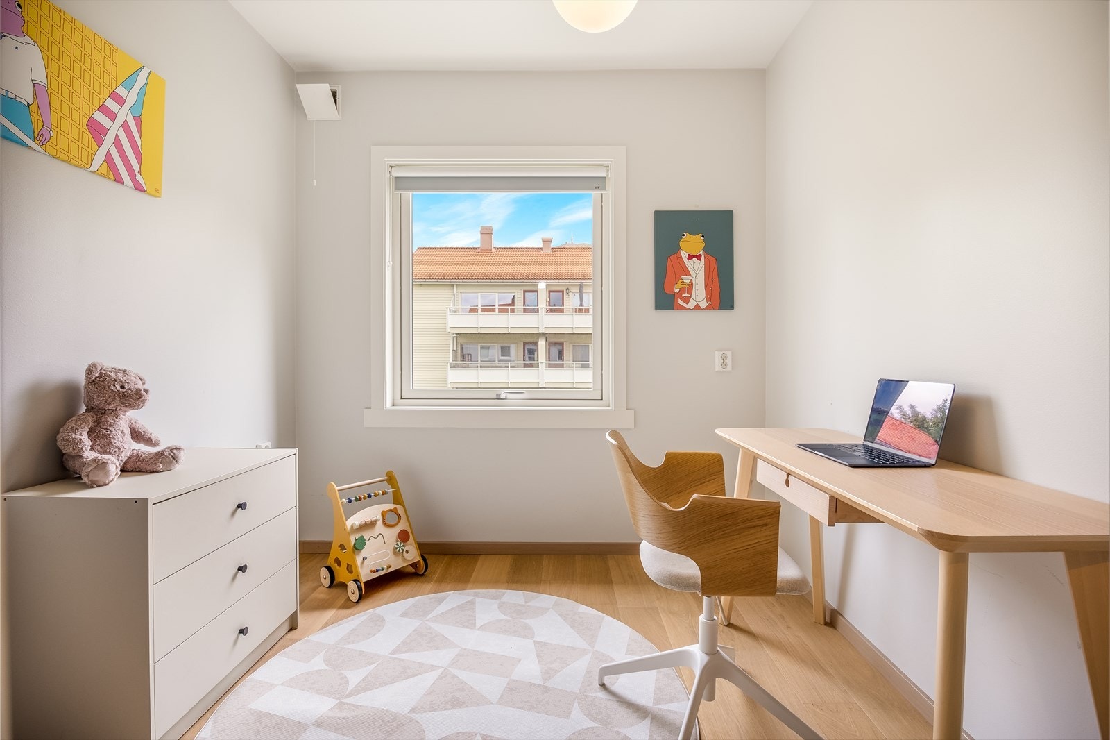 Soverom som passer perfekt som barnerom, gjesterom eller hjemmekontor Galleribilde