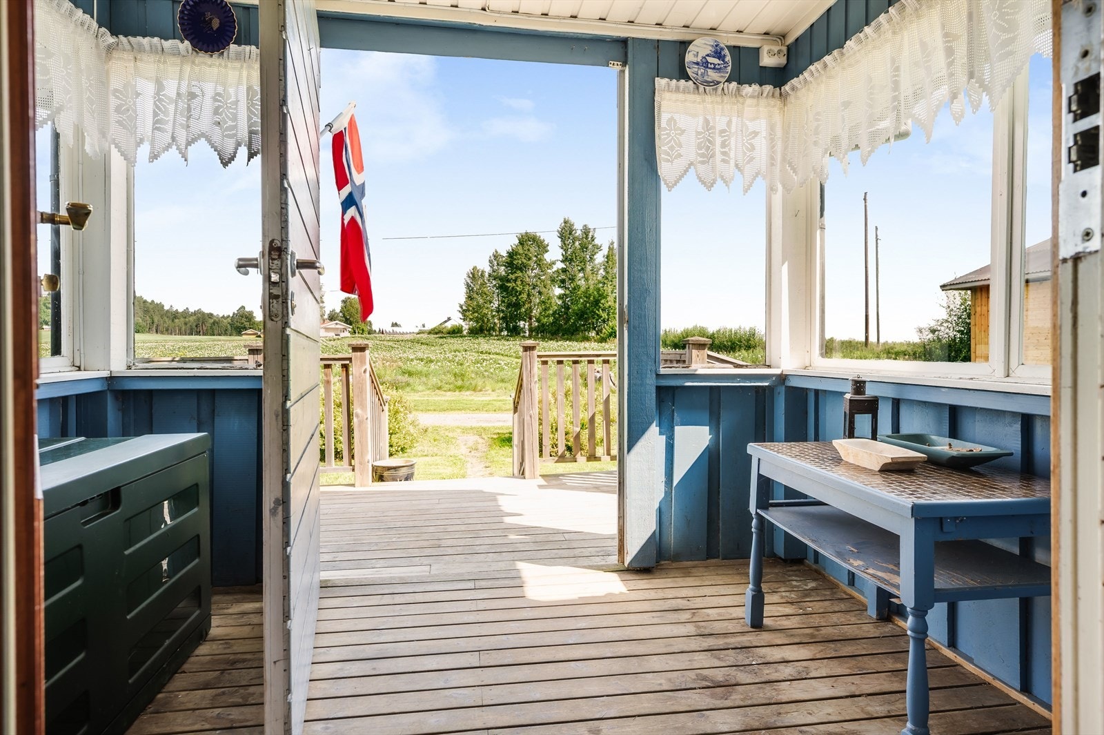 Inn kommer du til innglasset veranda og videre inn til vindfang. Galleribilde