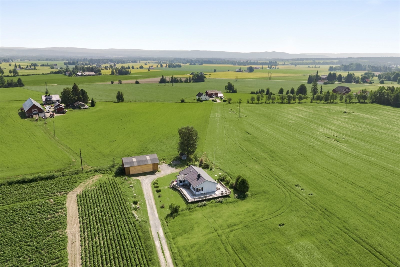 Denne plassen ligger på Mosogn blant åker og eng med nærhet til skog og mark, ca. 10 km fra Flisa sentrum. Galleribilde