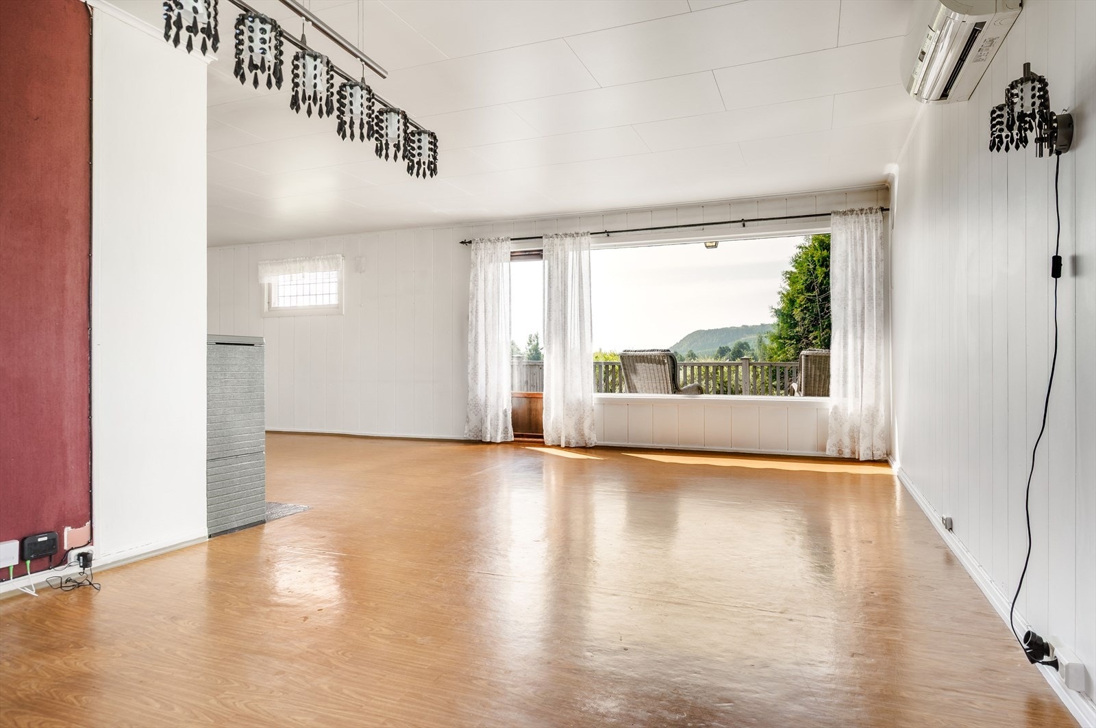 Her har du god plass til sofagruppe, spisebord og det du måtte ønske. Galleribilde