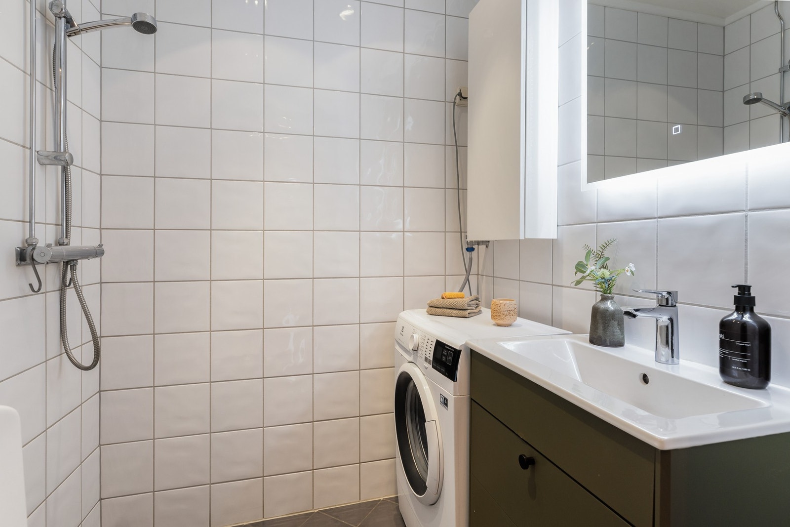 Badet ble rehabilitert i 2006 og har en praktisk planløsning med flislagte gulv og vegger Galleribilde