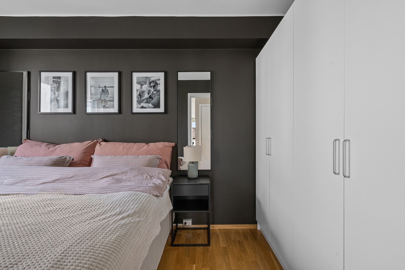 Hovedsoverommet har god plass til garderobe og stor seng. Galleribilde