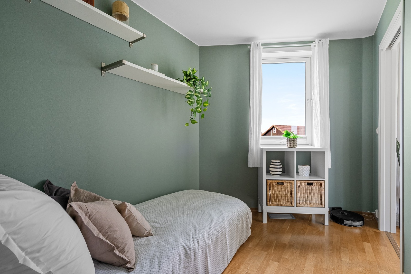 Soverom II med god plass til ønsket innredning med tilhørende walk-in garderobe. Galleribilde